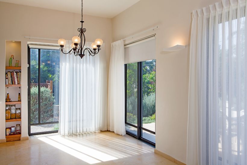 וילון מעוצב לסלון עם מסילה