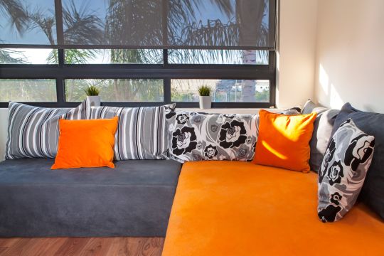 פינת ישיבה עם שני צבעים עיקריים