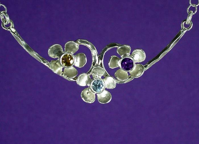 CENTER 3 FLOWERS NECKLACE