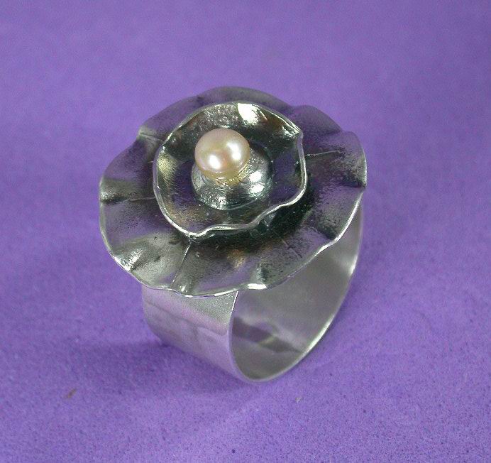 Rose & pearl ring